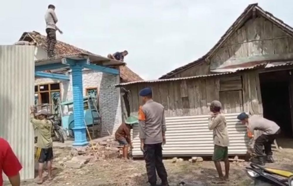 Tanggap Bencana, Sat Brimob Polda Jatim Gelar Baksos di Lokasi Terdampak Puting Beliung
