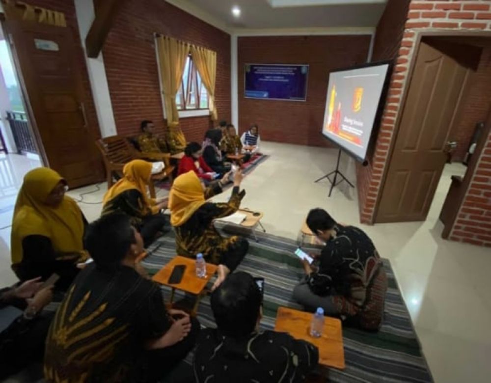 Peserta Bimtek Aplikasi CKAN dari Diskominfo Kabupaten Ponorogo serius menyimak arahan dari Diskominfo Kota Mojokerto. (ist)