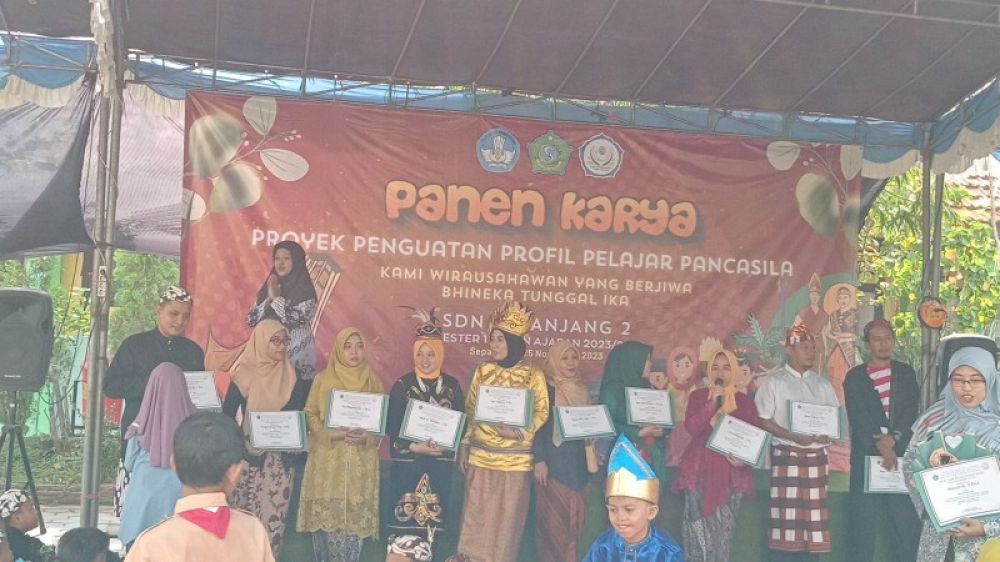 Siswa siswi SDN Sepanjang 2 memamerkan hasil karyanya. (Ist) 