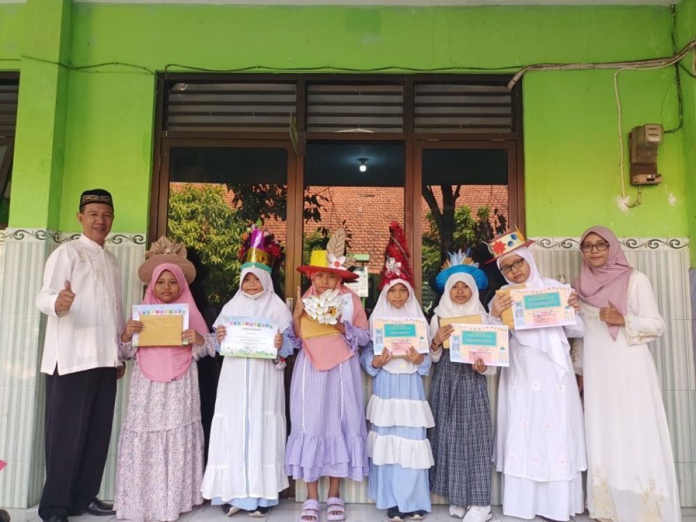 Kepala SDN Sidokepung 1 Nurul Hafit berfoto bersama usai menyerahkan hadiah. (Ist) 