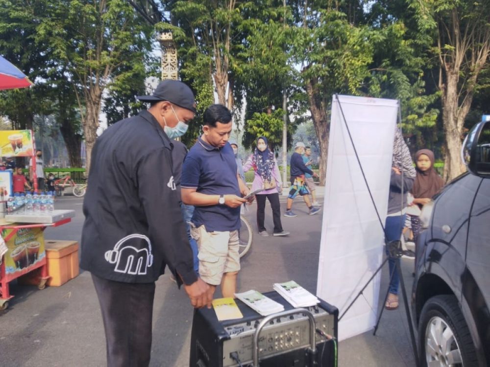 Diskominfo saat sosialisasi program pemkab membagikan brosur untuk mengenalkan kepada publik. Cara seperti ini dinilai efektif dapat diketahui masyarakat secara langsung. (Ist) 