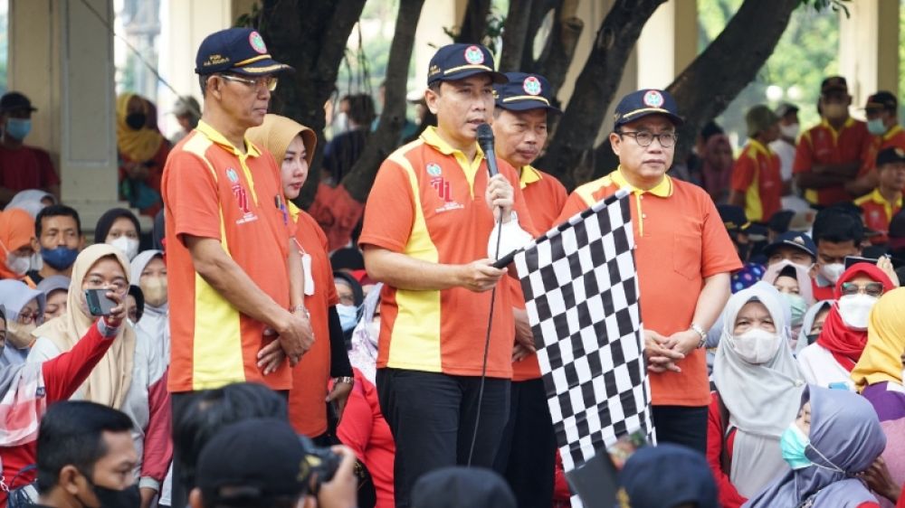 Penjabat Sekda Kabupaten Sidoarjo Andjar Surjadianto memberangkatkan jalan sehat pada peringatan HUT PGRI ke 77 di Alun-alun Sidoarjo. (Ist) 