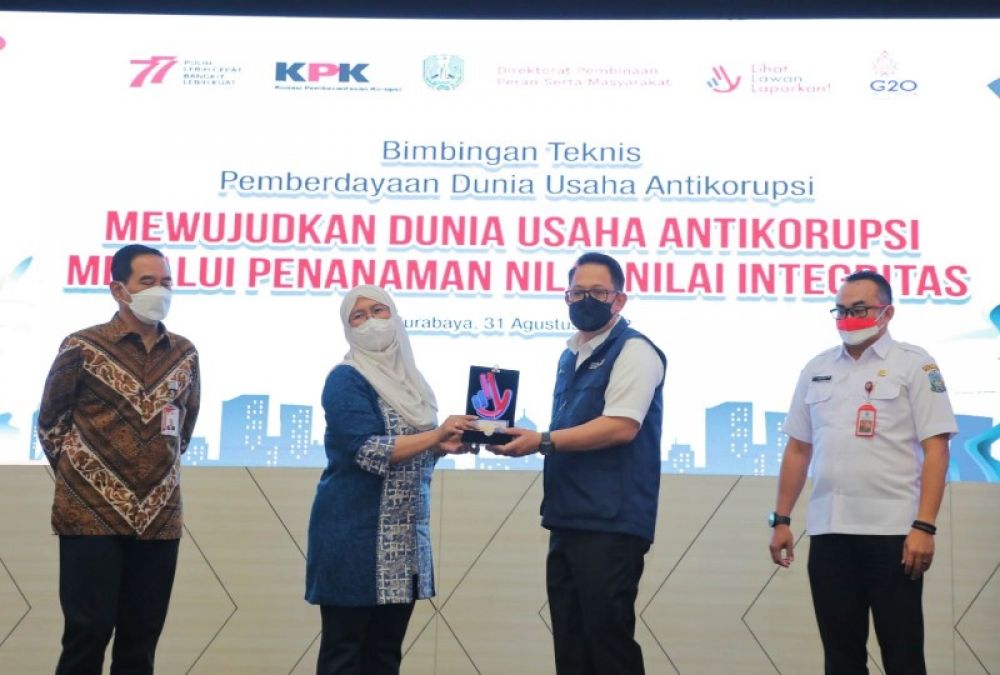 Sekdaprov Adhy Jaryono saat menghadiri Bimtek Pemberdayaan Dunia Usaha Anti Korupsi yang digagas oleh KPK di Bank Jatim Surabaya. (Ist) 