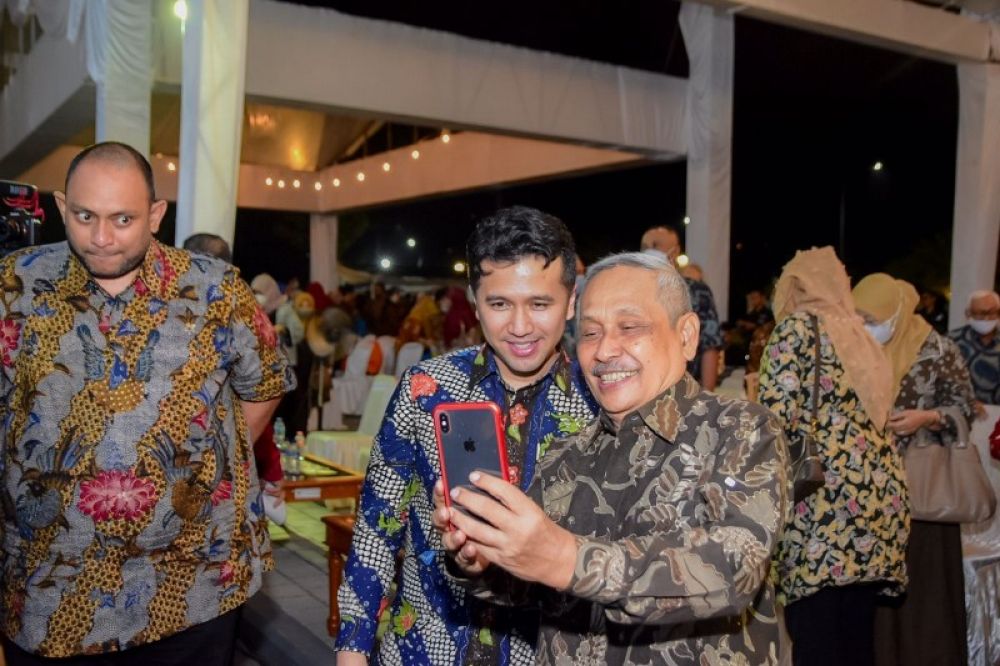 Plt Gubernur Jatim, Emil Dardak saat foto selfi saat menghadiri forum silahturahmi dan temu keluarga alumni SMA 271 atau yang kini dikenal dengan SMA Negeri 1 Pacitan di Museum dan Galeri Seni SBY-ANI di Jl. Teluk Tambora No.16 Kec. Pacitan, Kab. Pacitan.