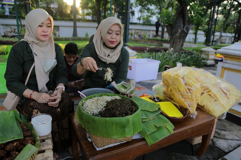 Meriahkan Ngabuburit Asik di Tugu Pahlawan: Ada Hiburan, Kuliner, dan Pangan Murah