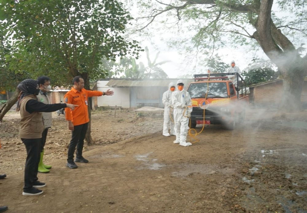 Kepala Dinas Peternakan Jatim, Indyah Aryani dan Kepala BPBD Jatim, Gatot Soebroto lakukan pengamatan langsung dalam penyemprotan disejumlah pasar di Kabupaten Tuban dan wilayah perbatasan Jatim - Jateng guna cegah penyebaran PMK. (Foto: Disnak Jatim) 