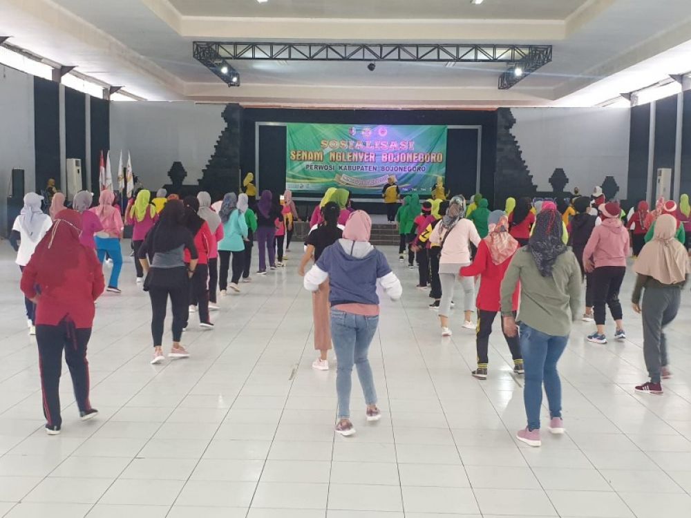 Persatuan Wanita Olahraga Seluruh Indonesia (Perwosi) Bojonegoro saat melakukan sosialisasi senam 'nglenyer' sebagai aplikasi hasil pembangunan infrastruktur jalan mulus yang ada Bojonegoro. (Ist) 