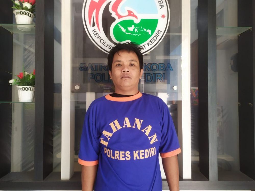 Ganong, warga Desa Gayam Kecamatan Gurah Kediri saat diamankan di Poolres Kediri. (Ist) 