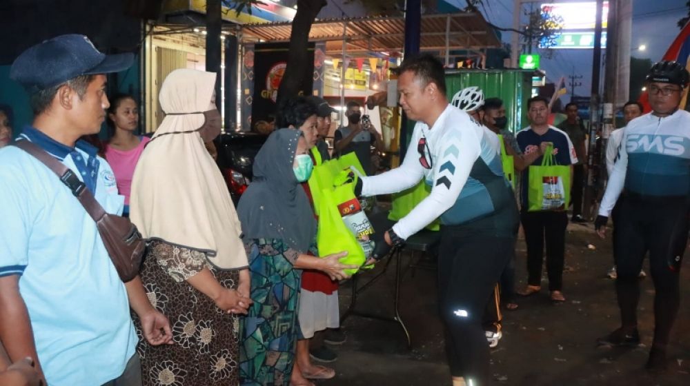 Kapolresta Sidoarjo pastikan sambil gowes dan berbagi mengecek arus lalin jelang Nataru lancar aman dan terkendali. (Ust) 