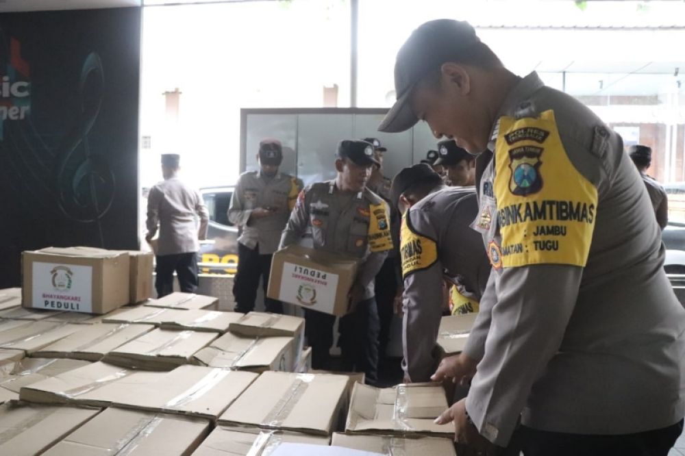 Polres Trenggalek Salurkan Bansos Bhayangkari Peduli untuk Korban Banjir