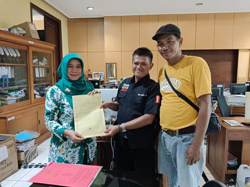 Ketua AJS Nur Yahya menyerahkan kelengkapan administrasi ke Diskomfo diterima Puji Hartini, staf humas Diskominfo. (Ist) 