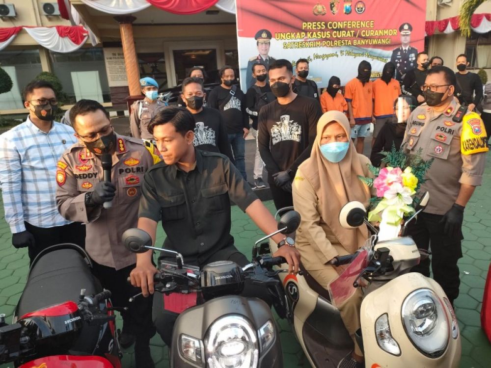 Polresta Banyuwangi Serahkan Sitaan Puluhan Motor pada Pemiliknya