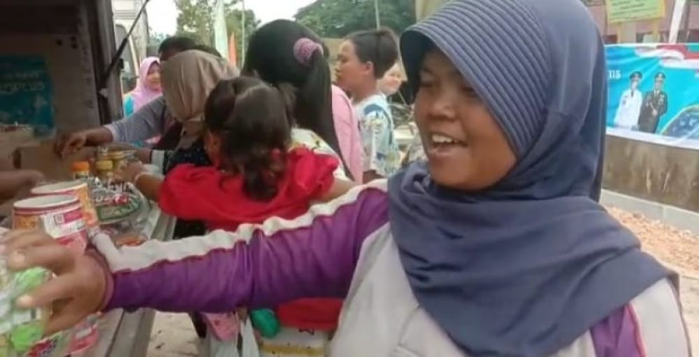 Warga Dusun Ngantru stand memborong Dinas Koperasi dan Perdagangan Pemkab Bojonegoro yang menggelar pasar murah. (Ist) 