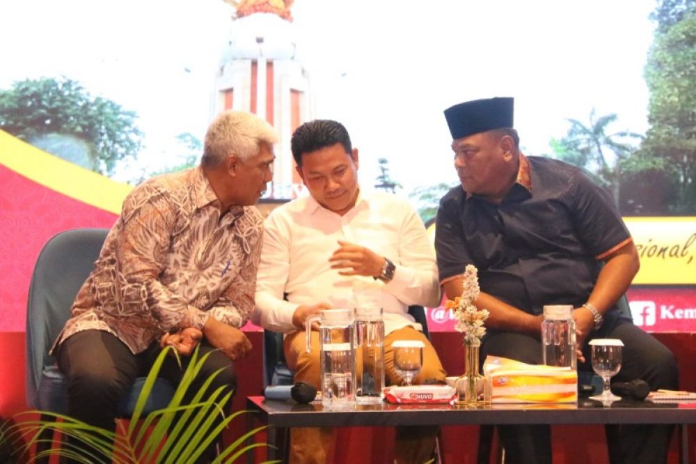 Kementerian ATR /BPN Wabup Sidoarjo Subandi serta anggota DPR RI Komisi II, Rahmat Muhajirin berbincang serius. Foto bawah: Usai sosialisasi berfoto bersama. ( ist) 