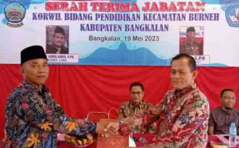 Sertijab kepala Korwil pendidikan kecamatan Burneh Samsul Arifin diterimakan kepada pejabat yang baru Jazuli. (Ist) 