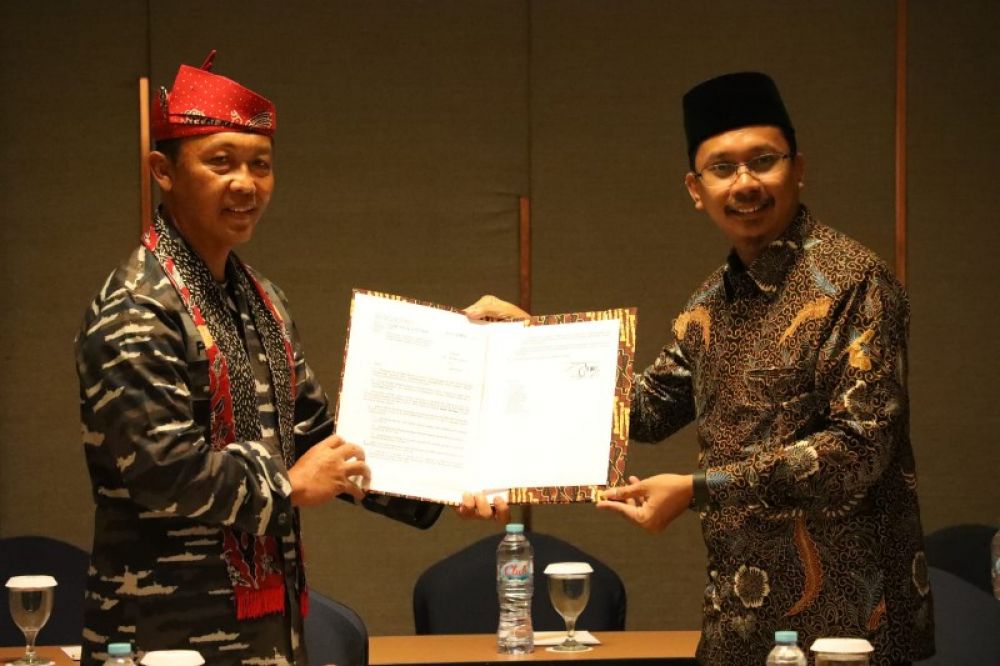 Gus Muhdlor menerima penyerahan surat persetujuan pemanmafaatan lahan milik TNI AL untuk fly over Aloha. (Ist) 