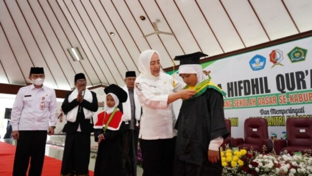 Bupati Bojonegoro, Anna Mu'awanah saat mewisuda 600 Hifdhil Quran di pendopo Malowopati. (Ist) 