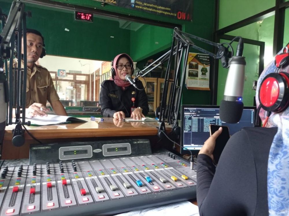 Asisten Administrasi Umum Setda Bojonegoro Ninik Susmiati dan Kabag Hukum Muslim Wahyudi saat ngobrol bareng di Radio Istana FM Bojonegoro terkait penataan pasar. (ist) 
