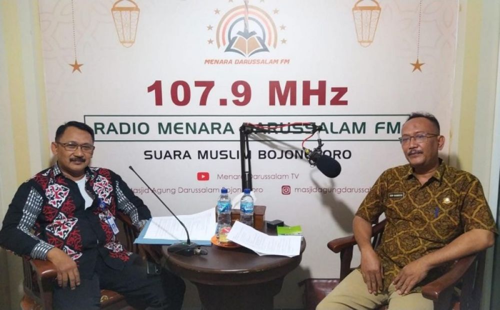 Sekretaris Dishub Edi Subroto dan Kepala Bidang Lalu lintas Bambang Loemawan saat siaran di radio. (Ist) 