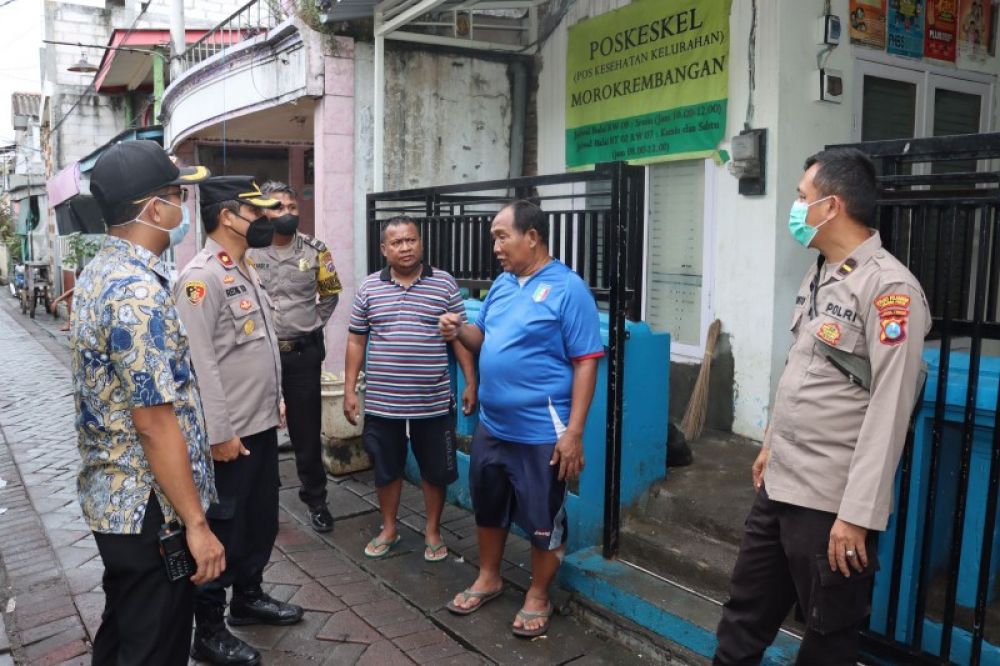 Kapolres Pelabuhan Tanjung Perak didampingi Kapolsek Krembangan saat meninjau rumah warga yang terkena banjir rob. (Ist) 