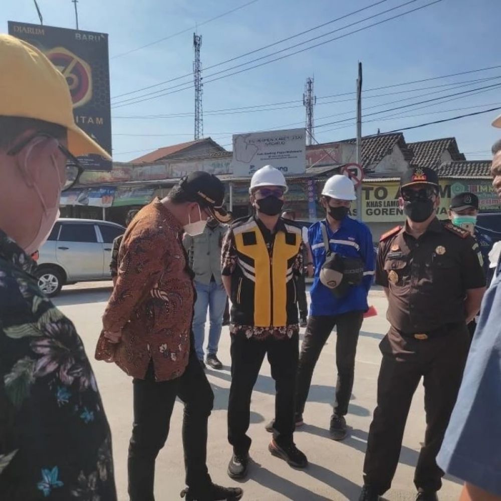 Bupati Sidoarjo Gus Muhdlor bersama romnongan saat sidak proyek jalan beton di pertigaan jalan Pasar Tulangan. (Ist) 