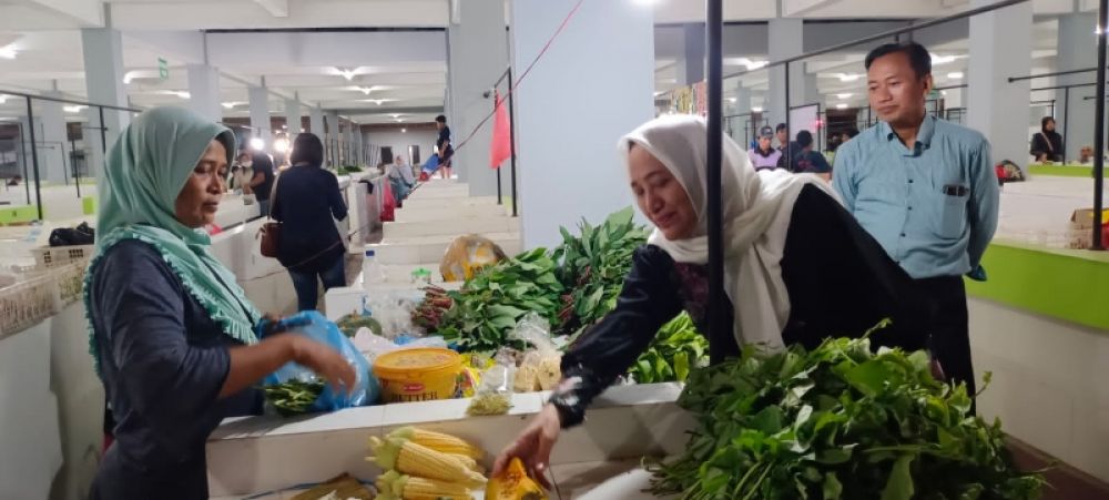 Bupati Bojonegoto, Anna Mu'awanah sidak pasar wisata memborong sayur segar. (Ist) 