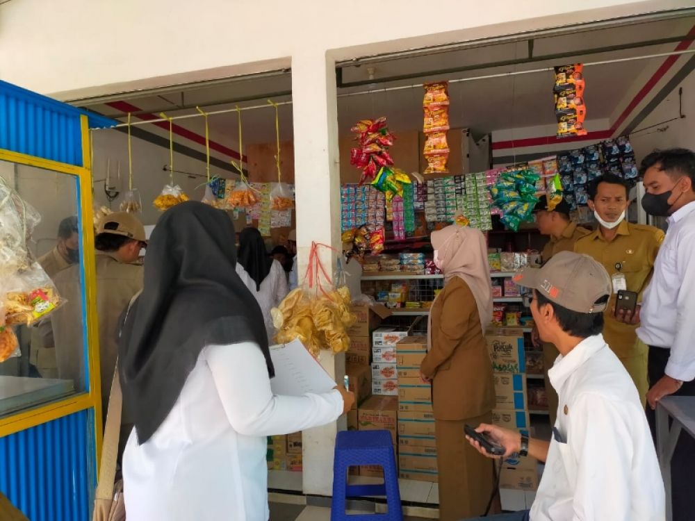Petugas Satpol PP Kabupaten Sumenep sosialisasikan dan berikan edukasi bahayanya menjual rokok ilegal. Tampak beberapa petugas Satpol PP melakukan sidak ke toko-toko untuk memantau penjualan rokok ilegal. (Ist) 