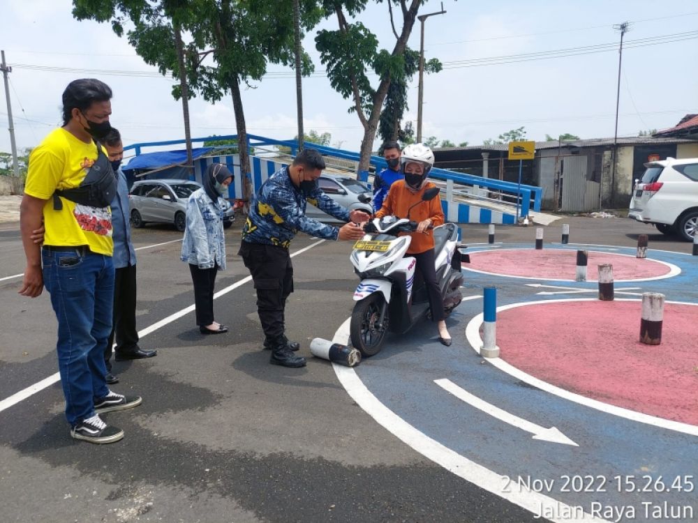 Polres Blitar luncurkan program SOLUSI untuk mempermudah pemohon SIM. tanpa petugas memberikan pengarahan kepada pemohon SIM. (Ist) 