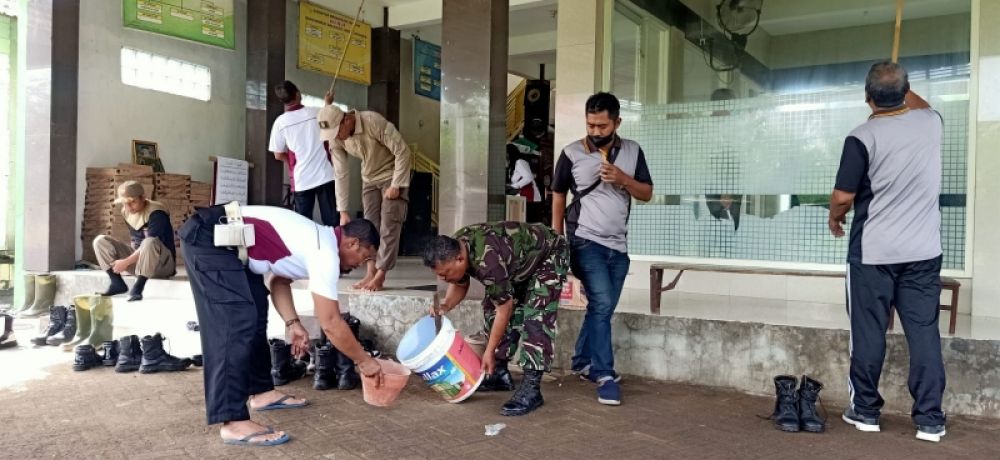 TNI - Polri dan Masyarakat Gotong Royong Perbaiki Masjid Tambak Kalisogo