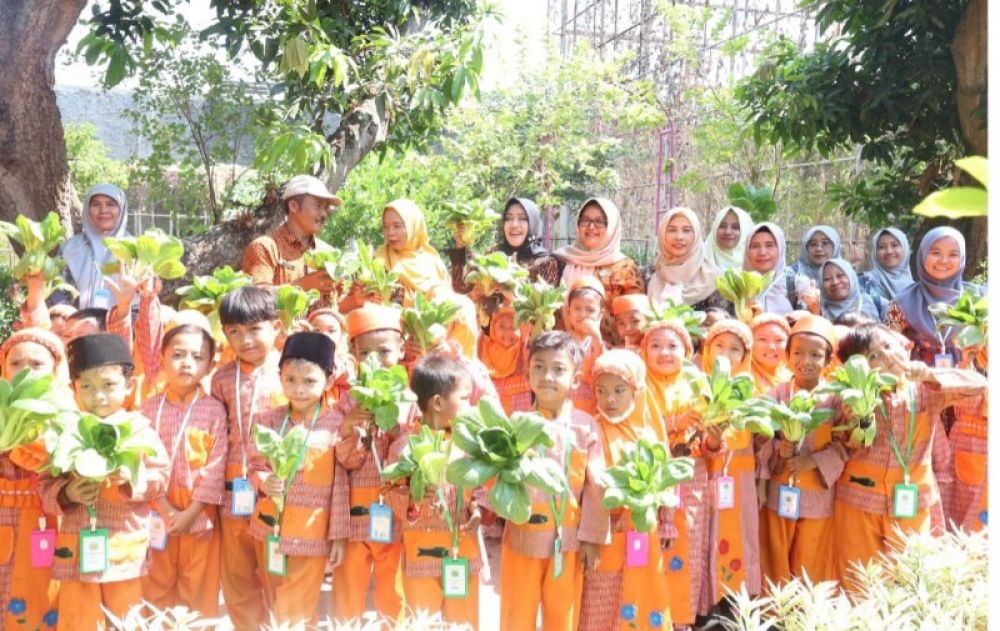 Siswa-Siswi RA Darussalam Pacet foto bersama Bupati Ikfina dan para ibu guru berdiri dibelakang anak-anak. (ist)