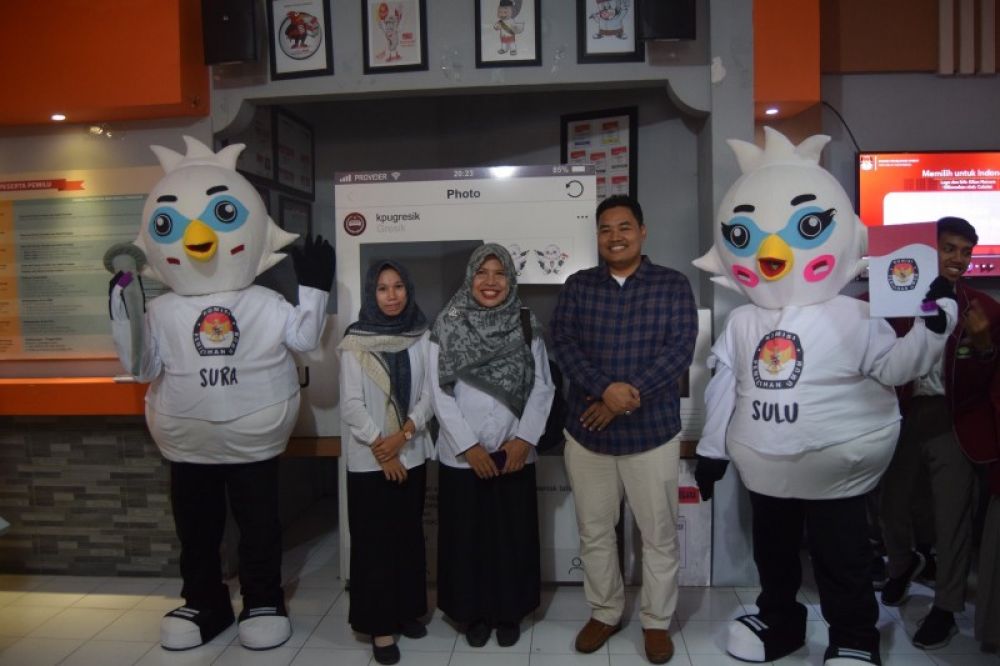 Siswa SMAN Semen Gresik bersama pejabat KPU saat mengunjungi kantor KPU. (ist) 