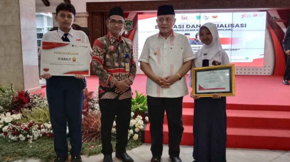 Raih penghargaan juara 2 simpanan pelajar Kab Malang. (List)