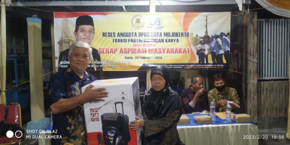 Anggota DPRD Kota Mojokerto Sony Basuki Raharjo (SBR) serahkan bantuan Soundsistem kepada Nurul, perwakilan pengurus Pertuni Kota Mojokerto dalam acara serap aspirasi masyarakat/ Reses. (foto: eko/B-news.id) 