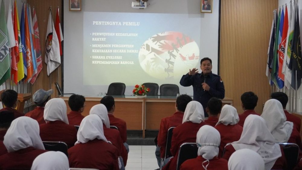 Ketua KPU Gresik, Makmun berikan sosialiasi terhadap siswa-siswi MA Yasmu. (Ist) 