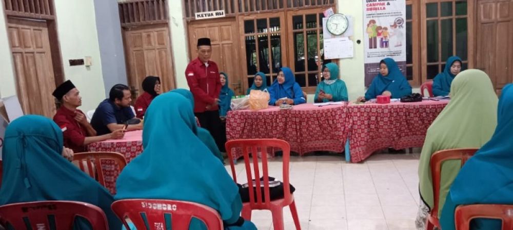 Anggota PPK Kebomas, Ali Sugiarto saat menyampaikan paparannya di PKK RW 03 Kelurahan Sidomoro Gresik. (ali) 