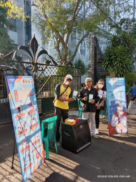 Staf Diskominfo membagikan brosur tekait program Pemkab Bojonegoro kepada masyarakat saat car free day (Ist) 