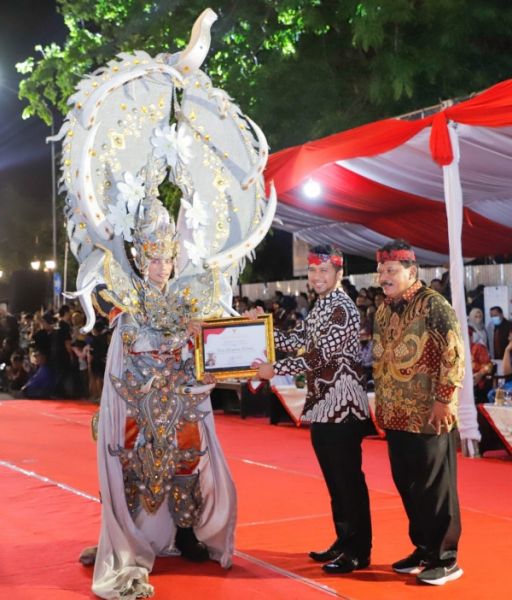 Wakil Gubernur Jatim Emil Elestianto Dardak saat menghadiri Sparkling Nganjuk Festival 2022 didampingi Bupati Nganjuk, Marhaen Jumafi. (Ist) 