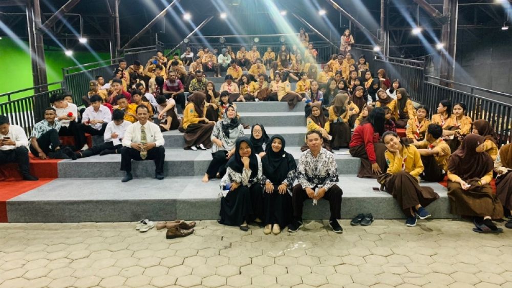 Siswa-siswi SMA SPI Kota Batu dalam Memontum sumpah pemuda. (foto: doi nuri)