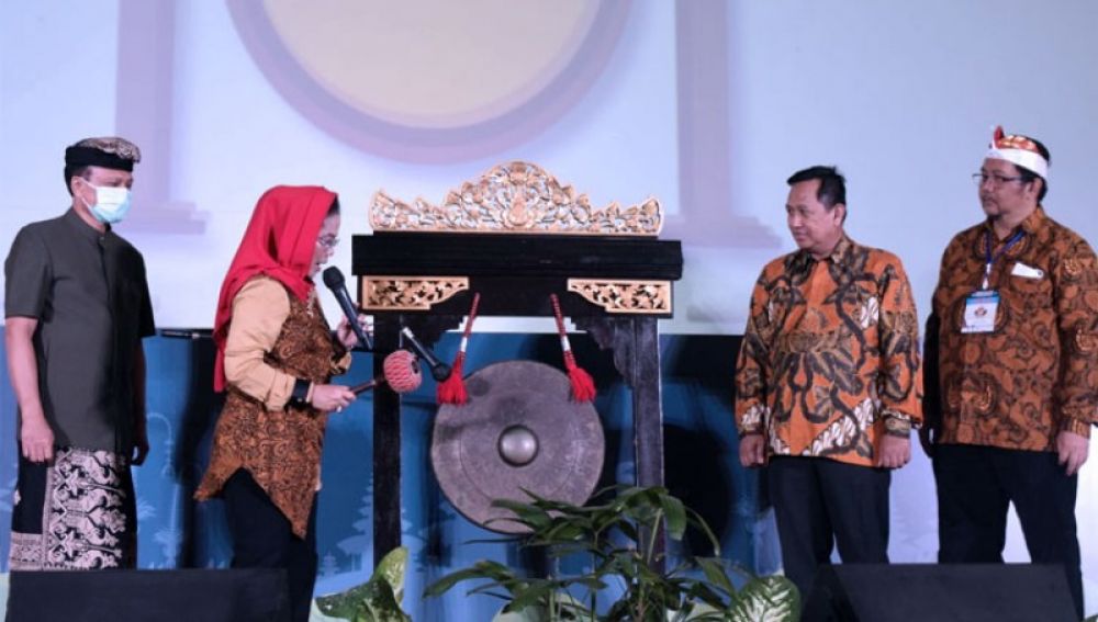 Ketua Umum Dekopin DR Sri Untari Bisowarno MAP, membuka puncak Peringatan Hari Koperasi Nasional ke 75 Tahun 2022 di Sanur Bali ditandai dengan pemukulan gong. Hadir pula Deputi Bidang Koperasi Kemenkop-UKM Ahmad Zabadi, Sekda Provinsi Bali, Jajaran Dekop