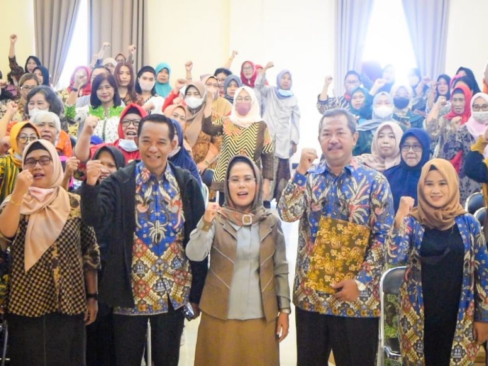 Ketua Dekopin, Sri Untari Bisowarno bersama pegiat gerakan koperasi saat mengikuti kegiatan sosialisasi Wawasan Kebangsaan di Malang. (Ist) 