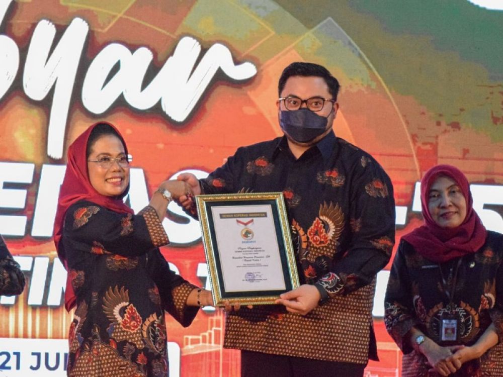 Ketua Umum Dekopin Dr, Sri Untari Bisowarno, MAP, menyerahkan piagam penghargaan kepada anggota Koperasi saat menghadiri puncak acara Harkop Jatim akTahun 2022 di Kediri. (Ist) 