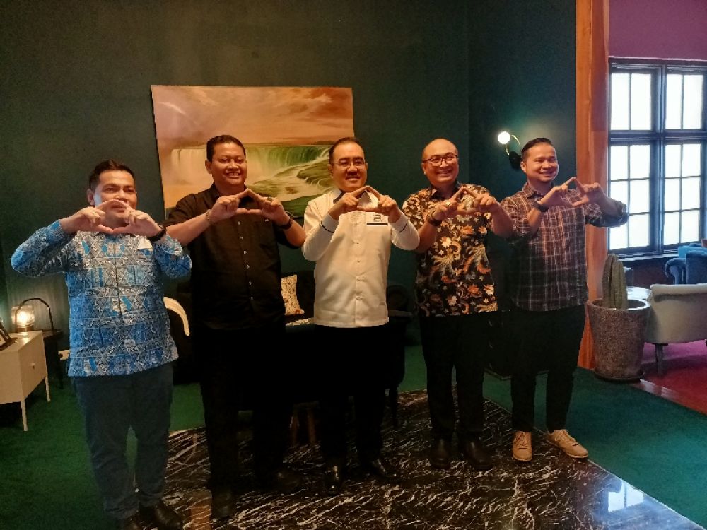 Sriyadi Purnomo (dua dari kiri) bersama Apindo rakor bahas cukai rokok di hotel Whise House Jl Sulawesi Surabaya. (Ist) 