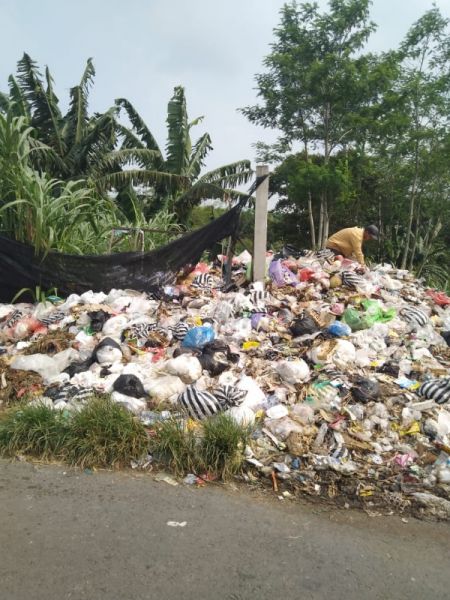 Pemkab Kediri siapkan mesin pencacah sampah yang akan diolah menjadi kompos. Foto Bawah: Kades Turus, Budi Santoso. (Ist) 