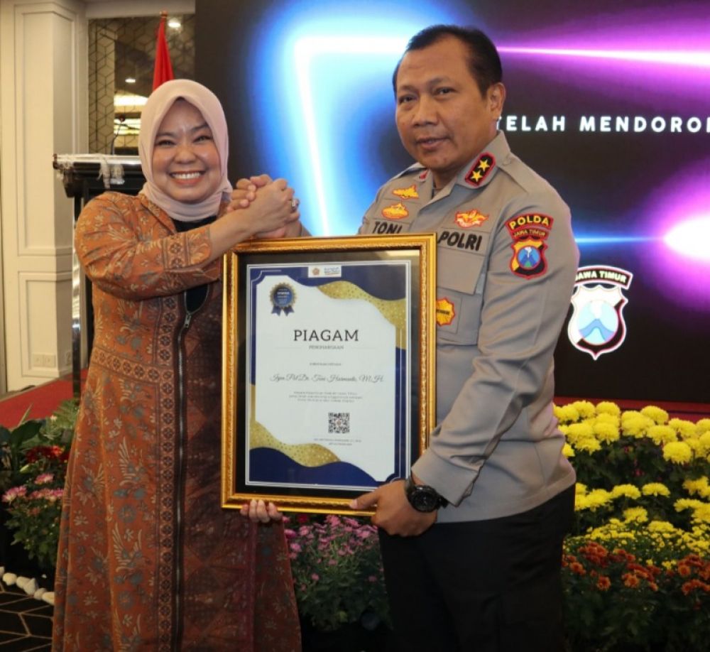 Stikosa-AWS memberikan piagam penghormatan tertinggi kepada Kapolda Jawa Timur, Irjen Pol Dr. Toni Harmanto, M.H., yang telah mendorong anggotanya sebagai Polisi Humanis dan Cakap Digital.(ist) 