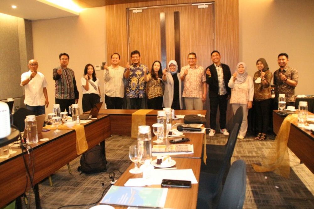 Tim program TSA dari Stikosa-AWS yang hadir dalam pertemuan tersebut dipimpin langsung oleh Ketua Stikosa-AWS Dr. Meithiana Indrasari, ST., MM., beserta jajarannya yakni Wakil Ketua I Bidang Akademik Dr. Jokhanan Kristiyono, ST., M.Med.Kom., Wakil Ketua 