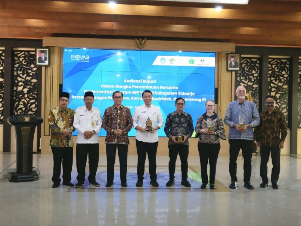 Pj Sekdakab Andjar bersama Kemendikbudtistek dan Kadispendik usai membuka monitoring implementasi program inovasi anak SD/MI di pendopo Delta Wibawa Sidoarjo. (Ist) 