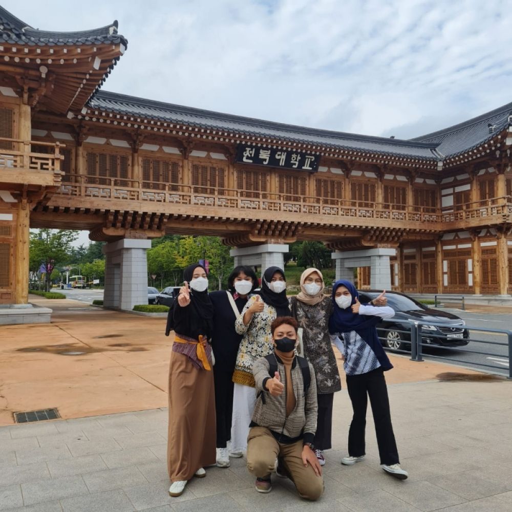 Student Exchange. Mereka adalah Reno Afriano, Yulia Mega Puspita, Aning Luthfiyah S., Ilmi Hafzah Nuraini, Filzah Thahirah Amanina, dan Widya Rachmah. Keenam mahasiswa tersebut diketahui terbang ke Korea Selatan pada Agustus 2022. (Ist) 