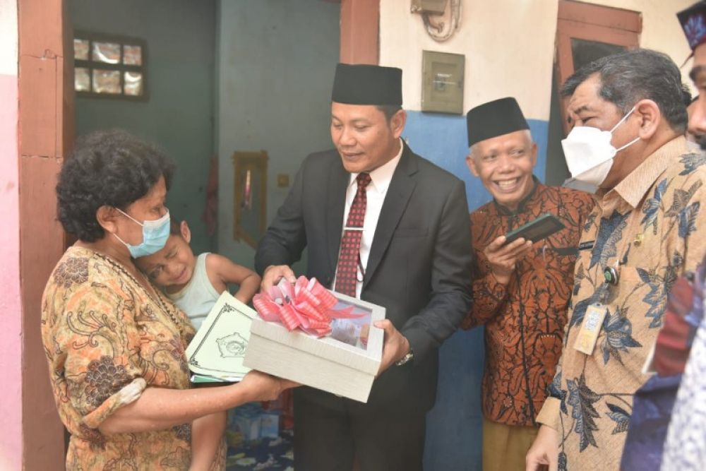 Wabup H Subandi saat menjenguk Balita yang digendong neneknya di rumah kos Desa Cemengkalang Sidoarjo. Balita tersebut akan dibantu pengobatan dan dirujuk ke RSU Haji Surabaya sebelum di tangani di RS Dr Soetomo Surabaya. (Ist) 