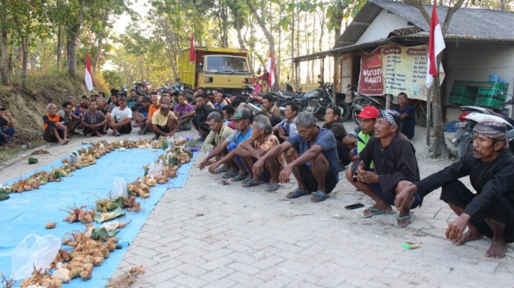 Tradisi Gumbrengan masyarakat Samin Desa Margomulyo makan ketupat secara bersama -sama di lapangan terbuka. (Ist) 