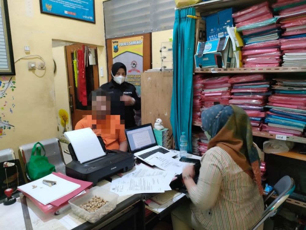 Pelaku saat diinterogasi petugas untuk BAP. (Ist) 